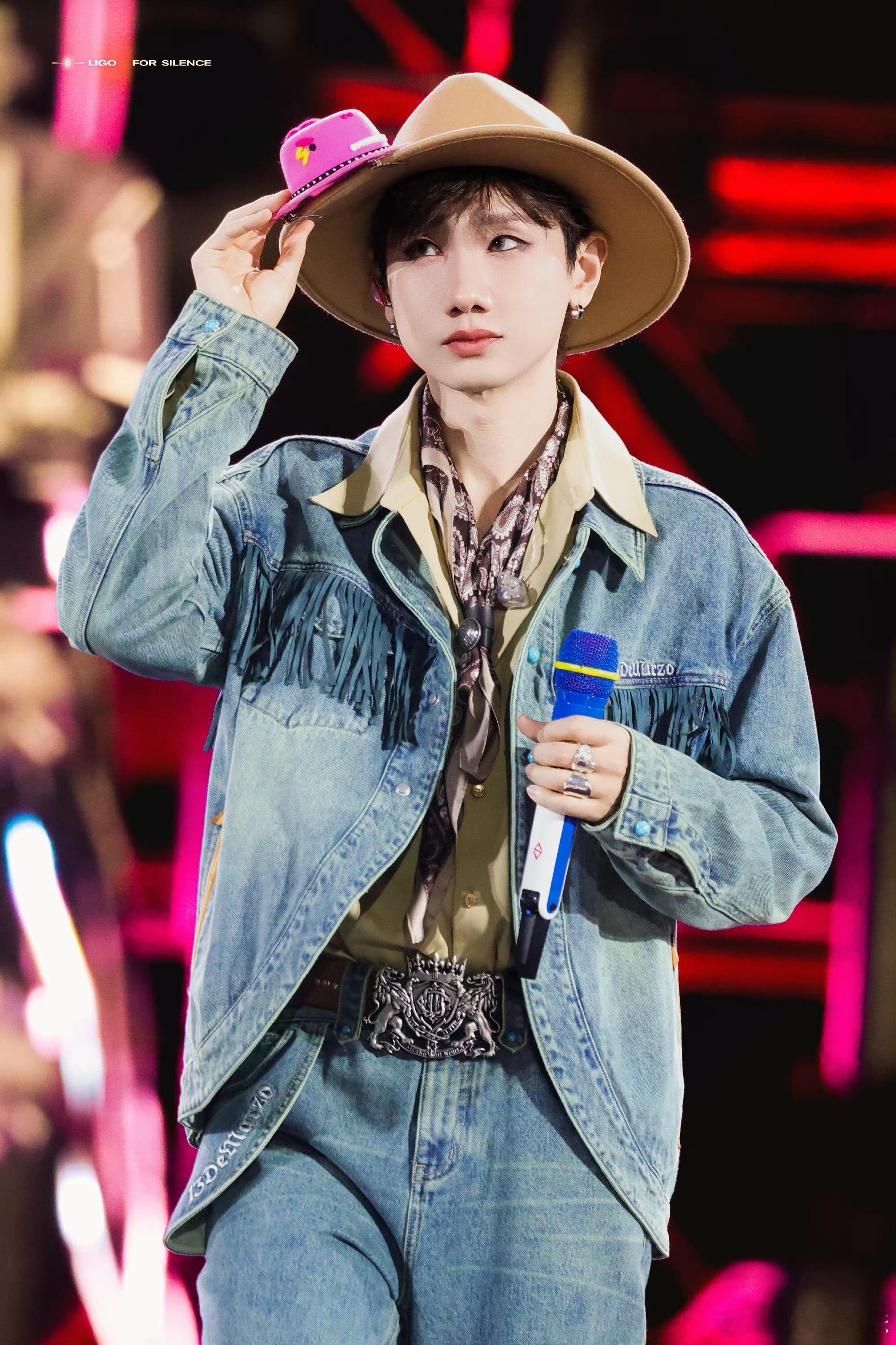 汪苏泷演唱会十个俯卧撑开场，《梆梆》疑似新编舞 