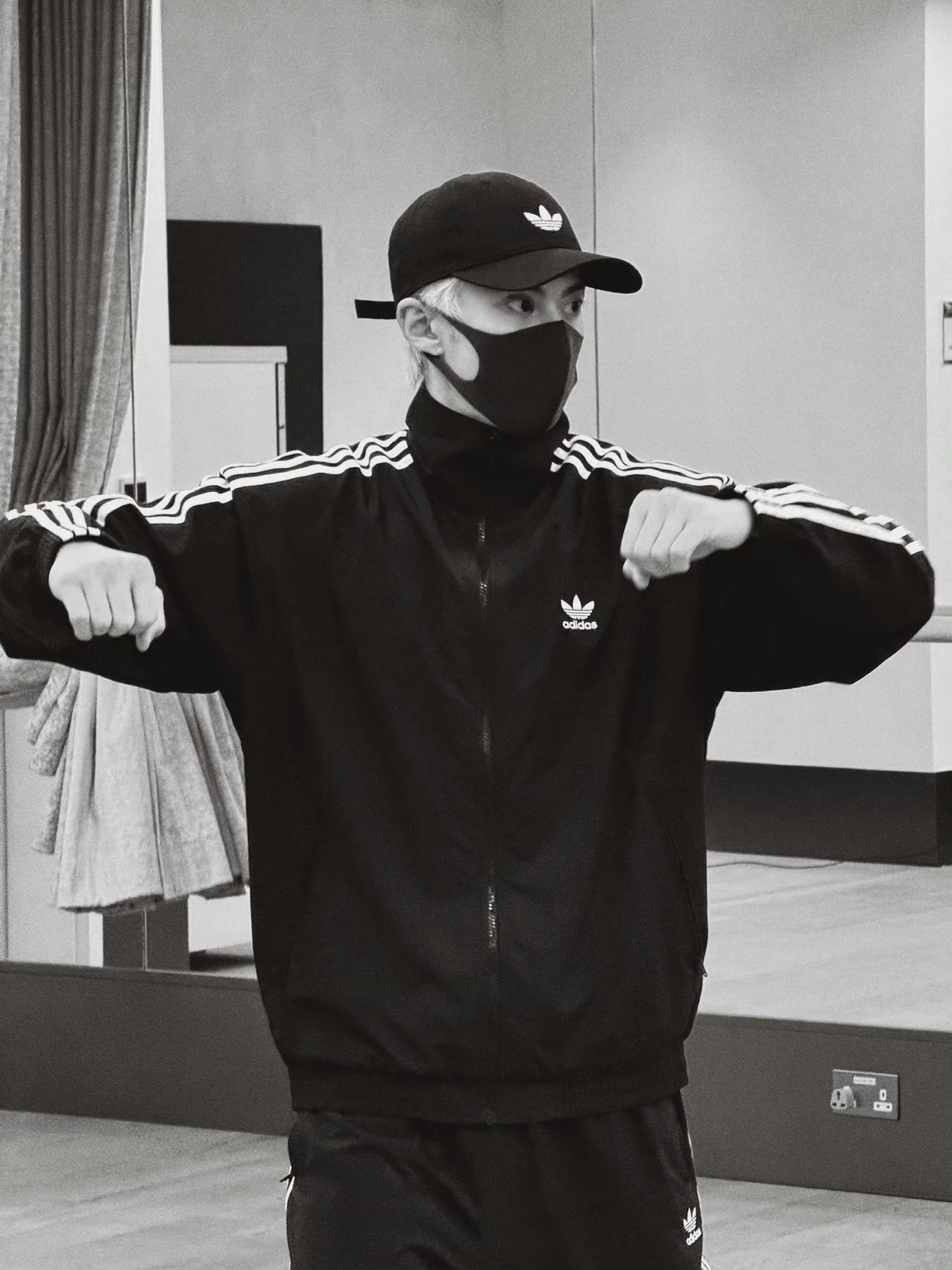 王鹤棣这也太敢了直接就把帽子掀起来了真的太有意思了 