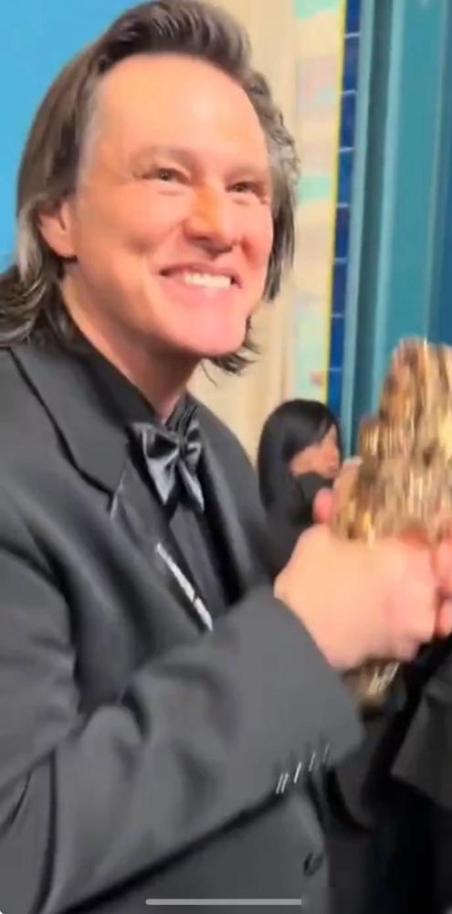 巴黎红毯上，金凯瑞一露面，全网炸了！网友直接开骂：这特么根本不是本人，他被克隆了