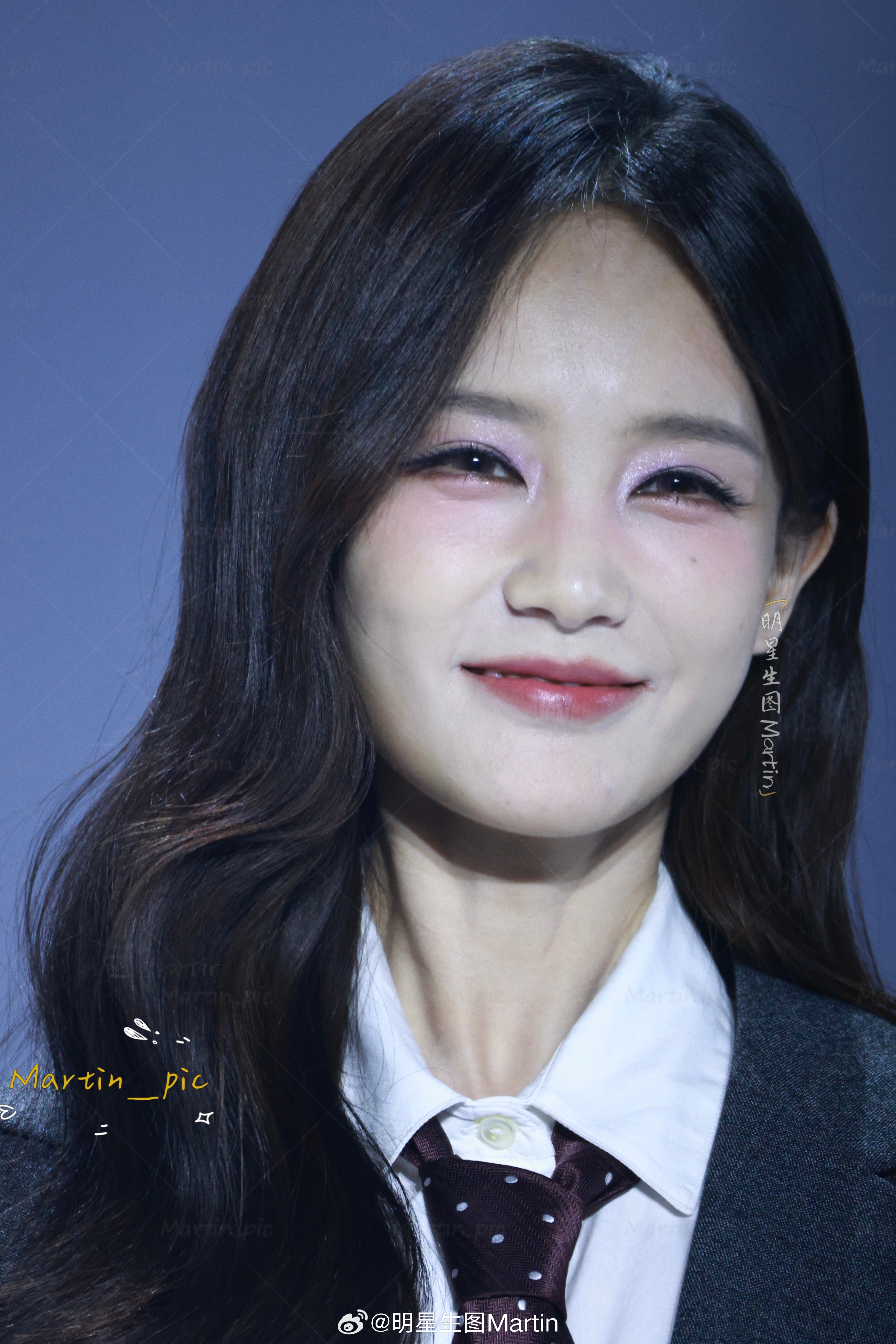 李一桐[超话] 李一桐施华蔻品牌活动生图笑眼弯弯西装桐姐，今天又飒又美太甜啦[好