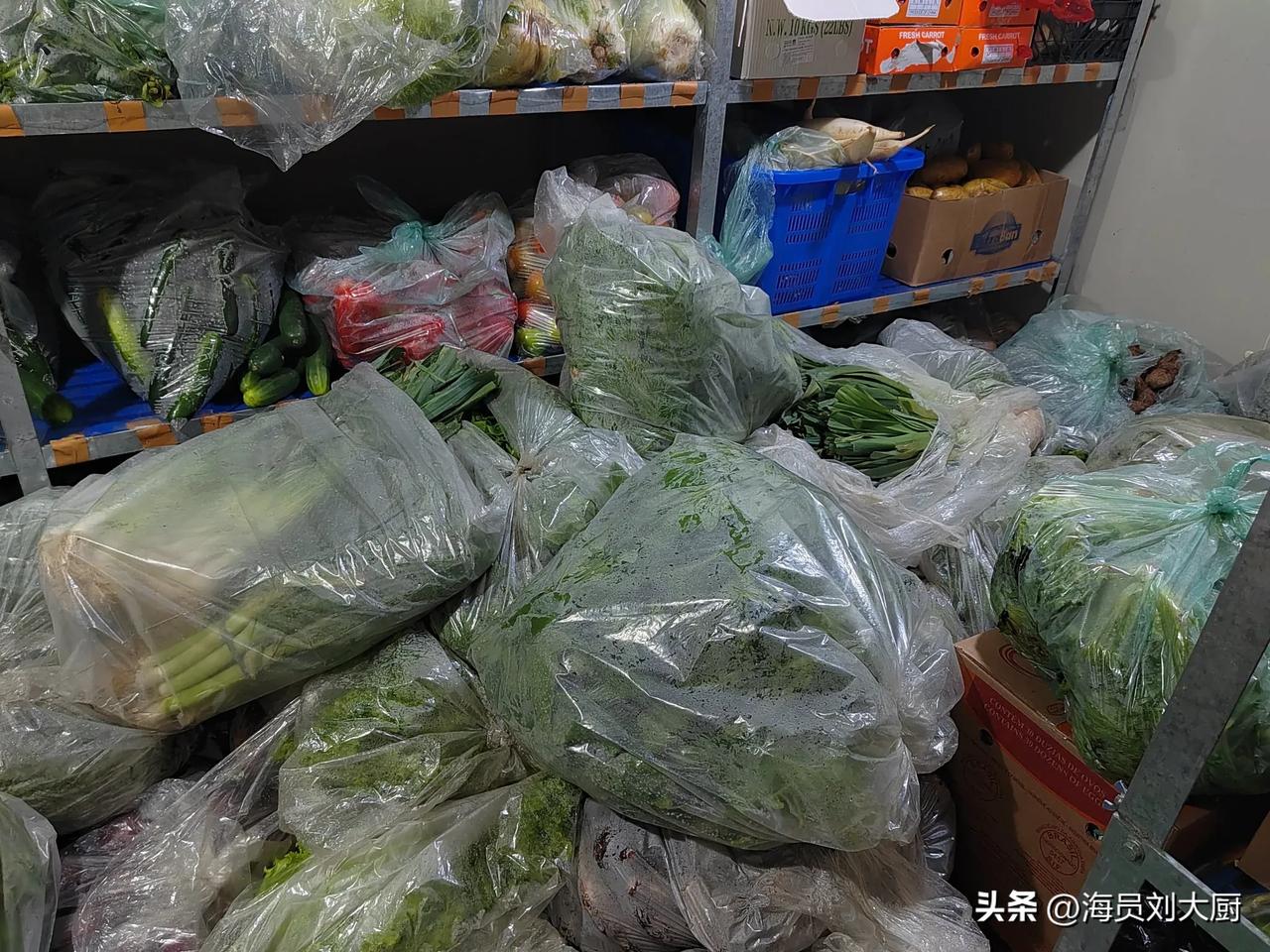 伙食送上来了，供货商冒雨给送来的，蔬菜全部是塑料袋装着给送来的，好像刚从市场上批