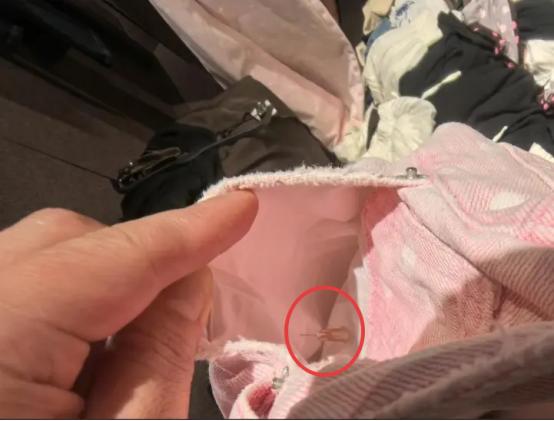 “严查到底！”3月26日，上海，一女子在服装店试穿裤子时，感觉腿部一阵刺痛，等到