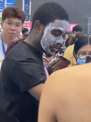 这个小黑哥也太好忽悠了吧！
一名黑人小哥在街头看见有人摆摊卖美白护肤品？
于是他