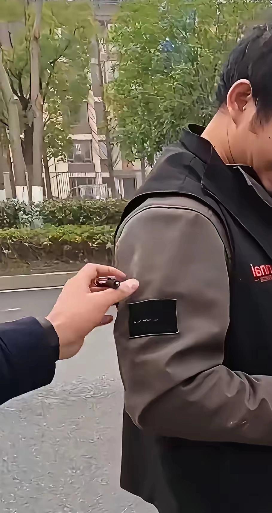 湖南一违章面包车被交警拦下，交警准备罚单，因为随口问一句过年怎么还拉货，司机破防