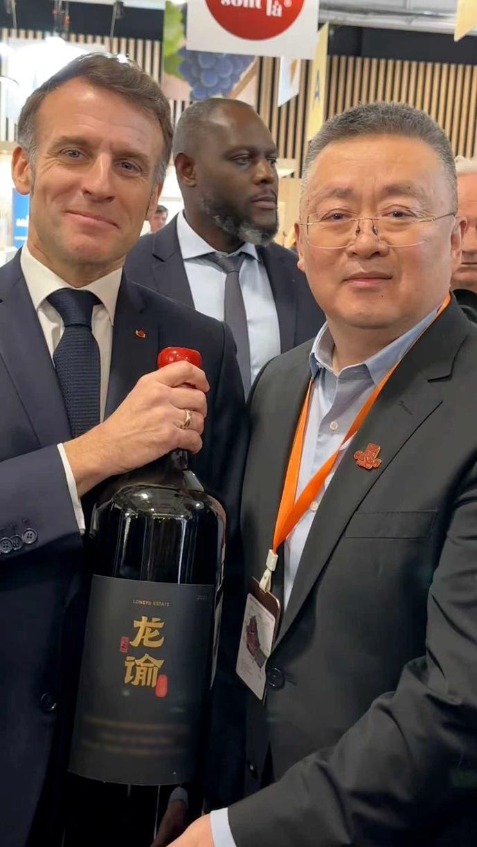 中国高端佳酿巴黎赢得赞誉，马克龙的表态引发关注，深挖本土国货大步出海背后的真正底