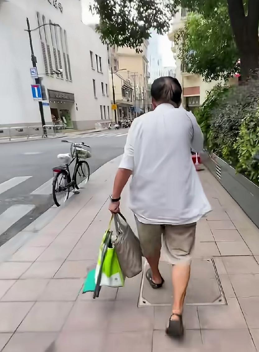 爷叔今天下午3点半就回去了，似乎有点失落，边上有人说:爷叔，这么早就回去啦？爷叔
