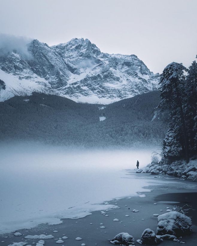目光放远，万事皆悲；目光放近，则自应乐观，以求振作。—— 钱钟书谈他的处世态度 