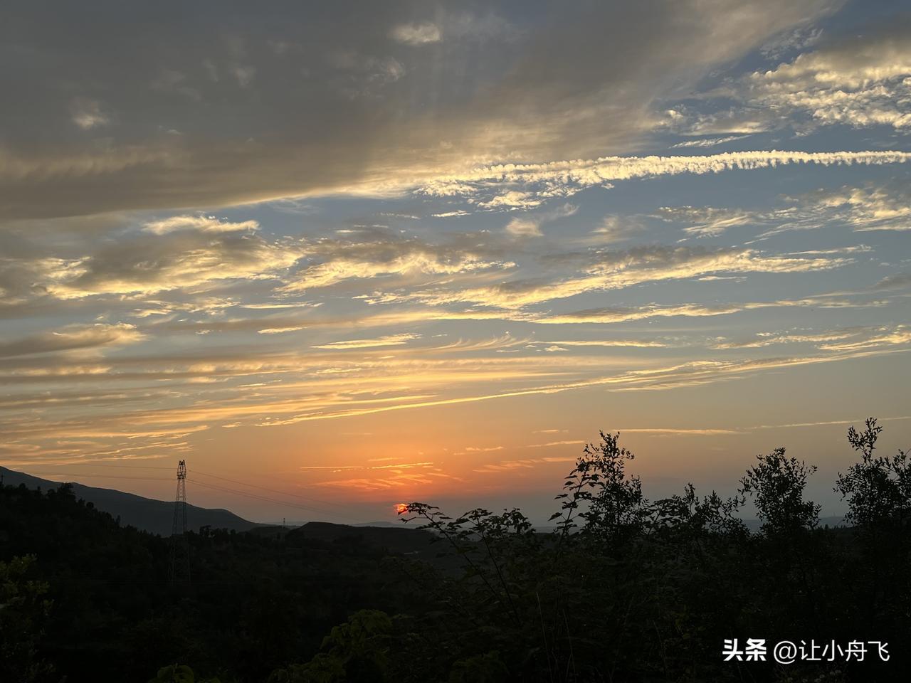 夕阳无限好 ，只是近黄昏。
这句诗有点悲伤了，面对这么好的夕阳景色。人怎么能发出