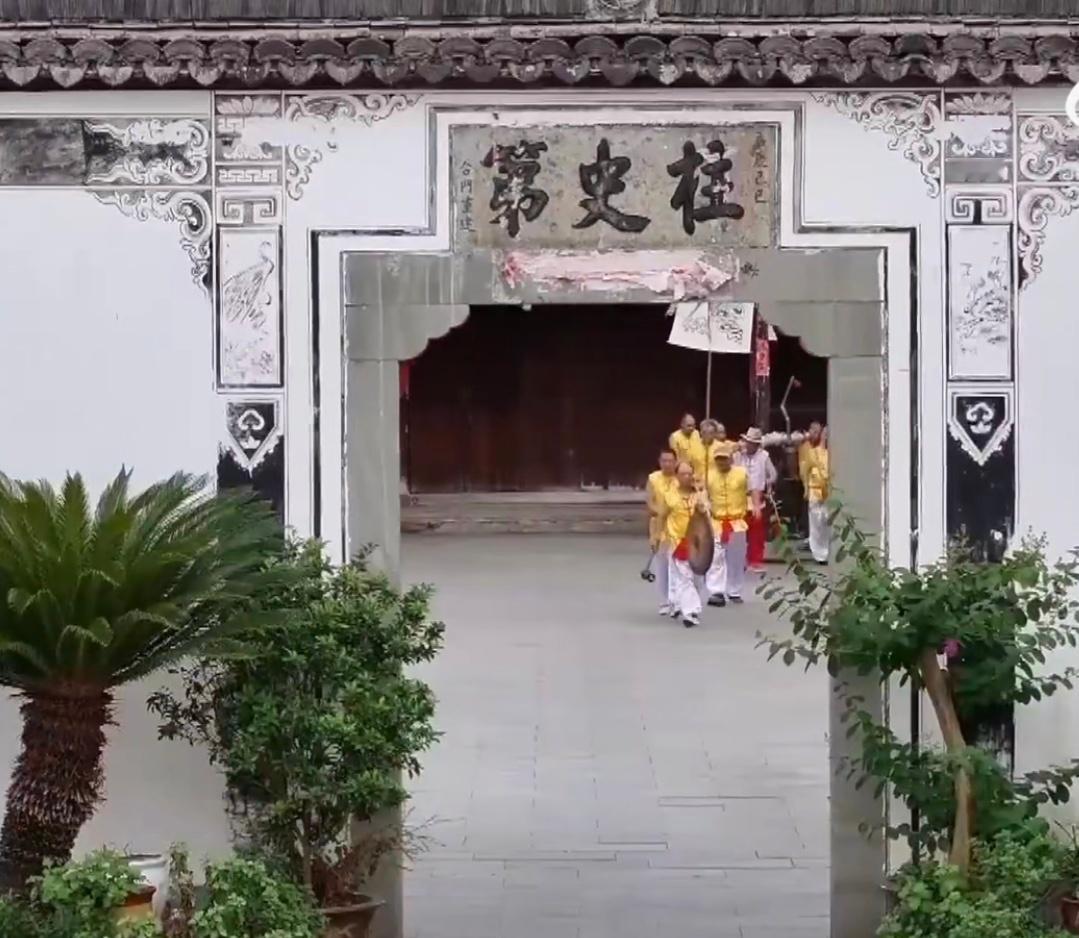 安庆“古柱史”牌坊，即 “御史坊”，系为钱如京之父钱鸾树立。父因子贵，钱鸾获因子
