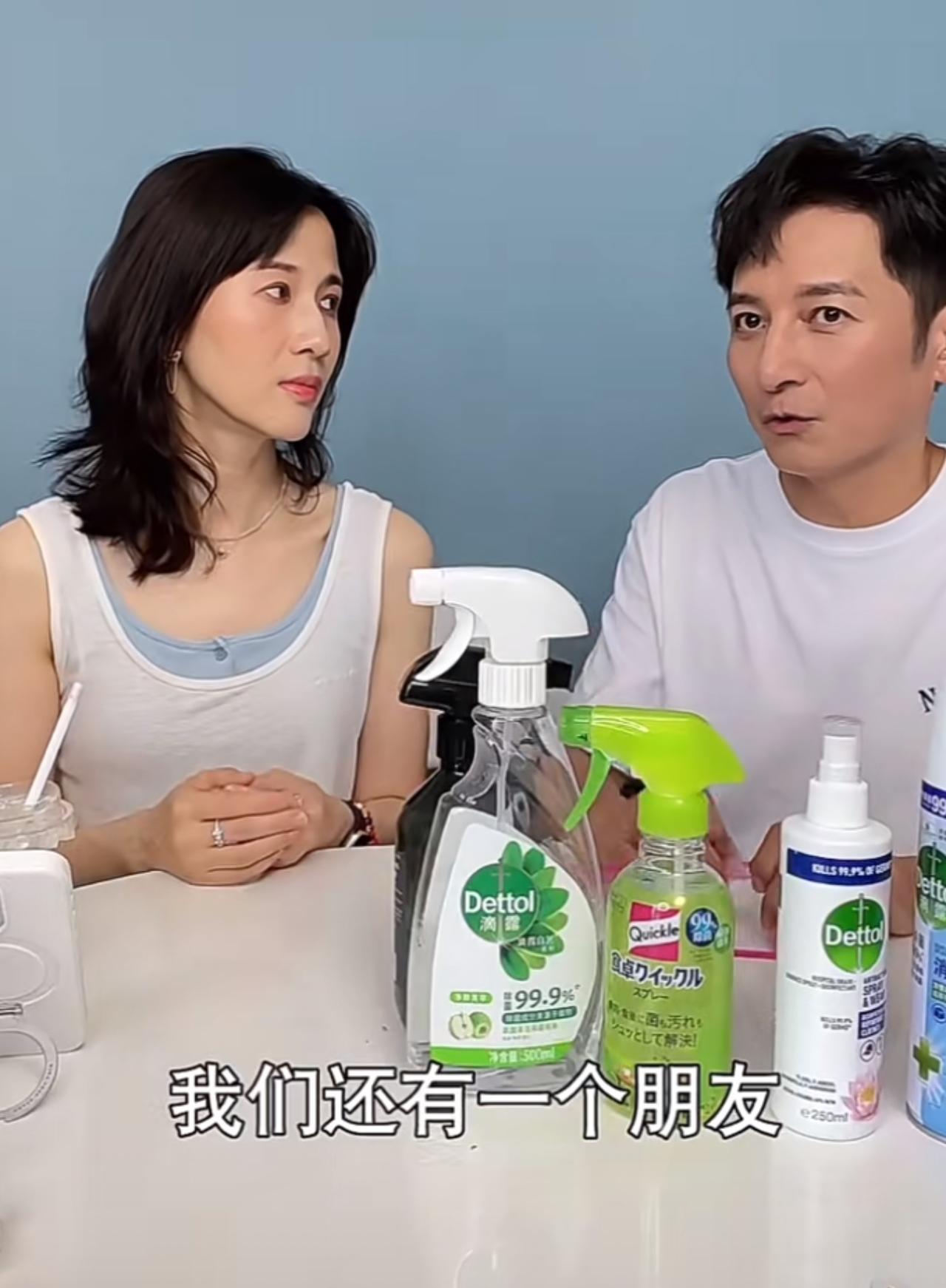 王栎鑫在圈里也是出了名的干净。
维嘉🈶洁癖，看过他节目的都知道。
没想到被维嘉