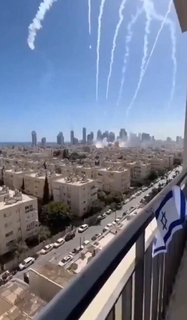 特拉维夫一处阳台上拍摄的真实市民视频，记录了伊朗于 2026 年 3 月 3 日