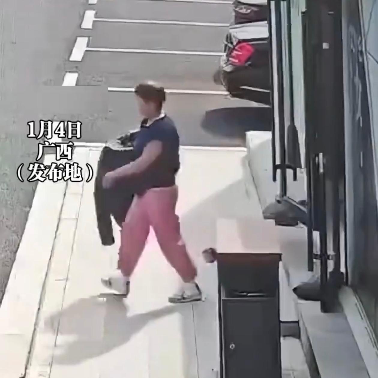 广西一个停车场公厕里的垃圾桶、扫把被人偷走了。听上去很离谱，但是监控拍得很清楚，