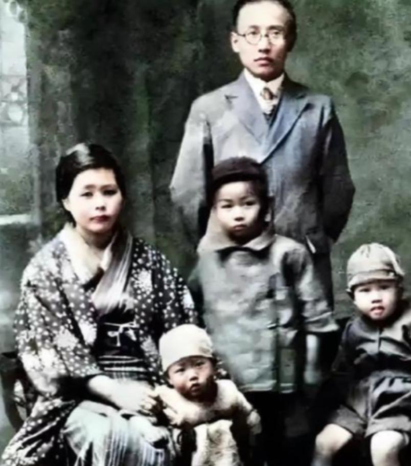 1978年，郭沫若在北京去世。最让人想不通的是，他在日本抛下的五个孩子，是靠他的