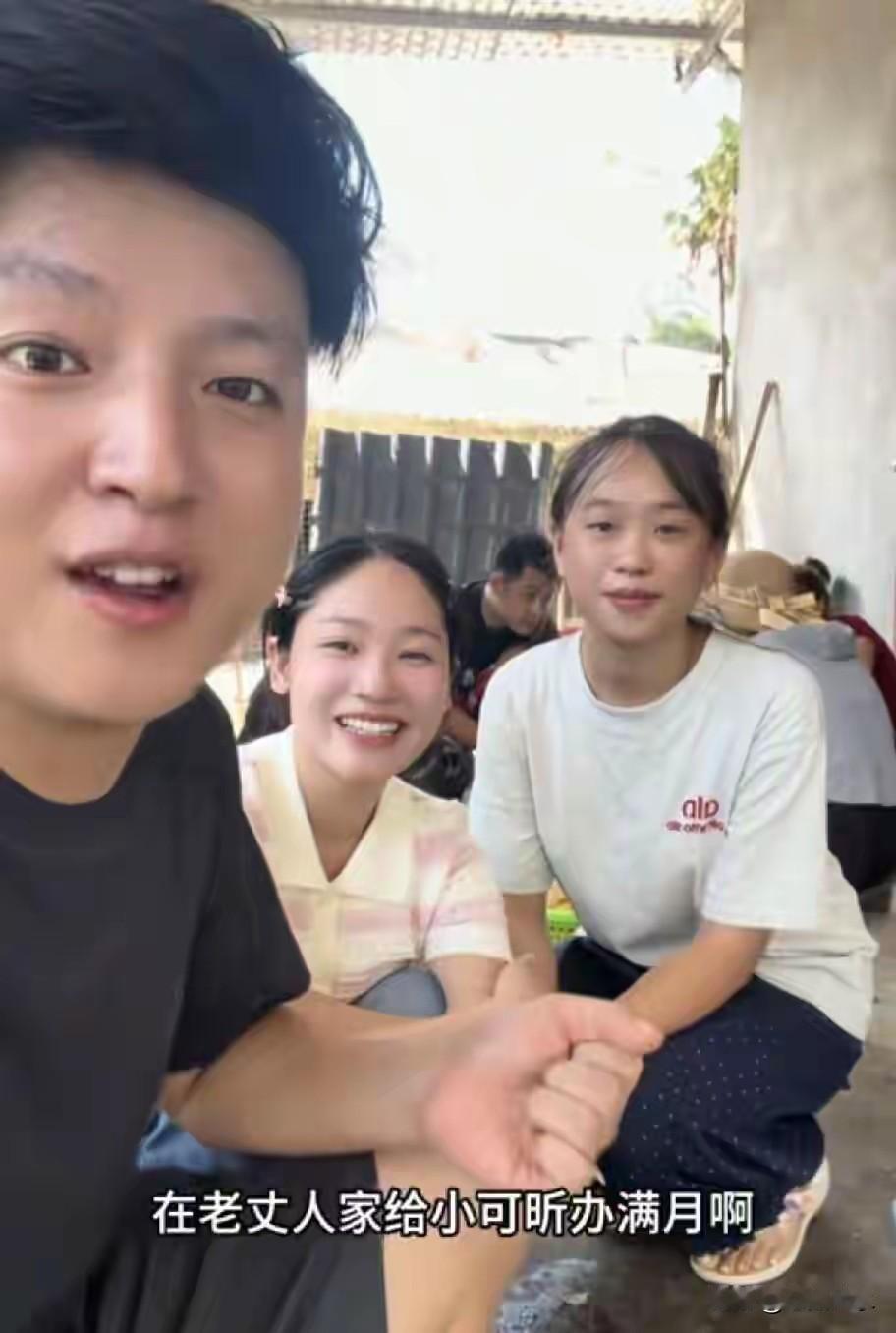 小松的事情刷到了好几次。

第一次是刷到他封顶不卖货的时候，拍着胸脯的样子很真诚
