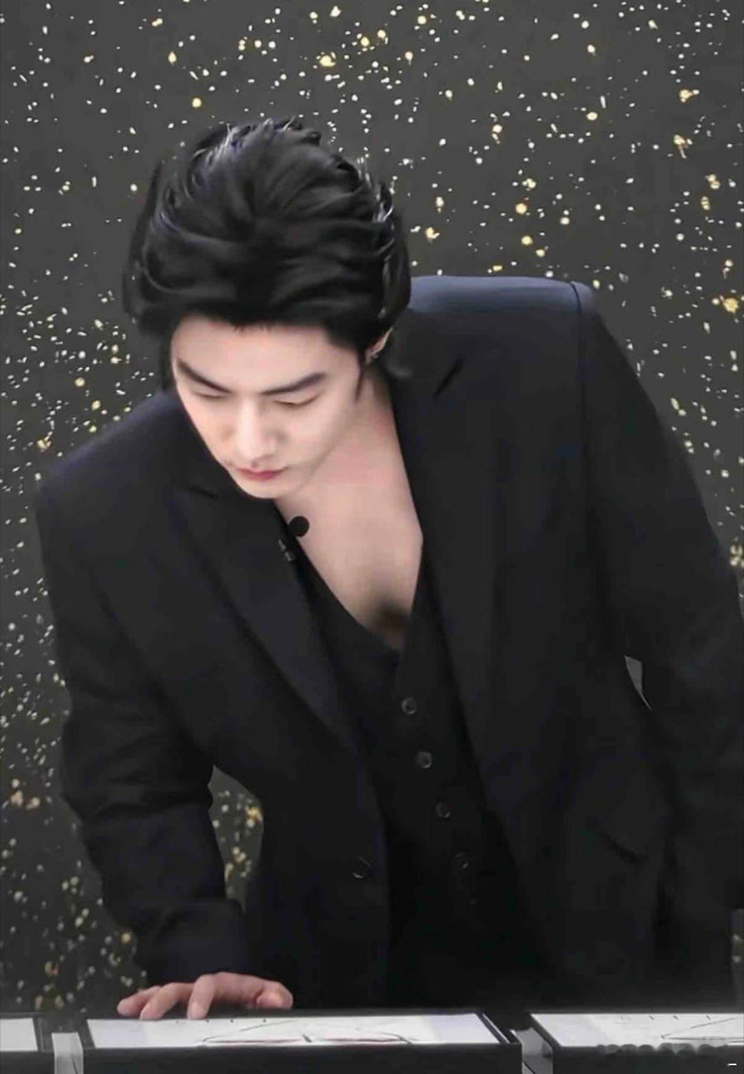 咪看到老爸这张呆萌脸估计也会妈心泛滥，原本因为吵架而生的气一下就消，把人按到自己