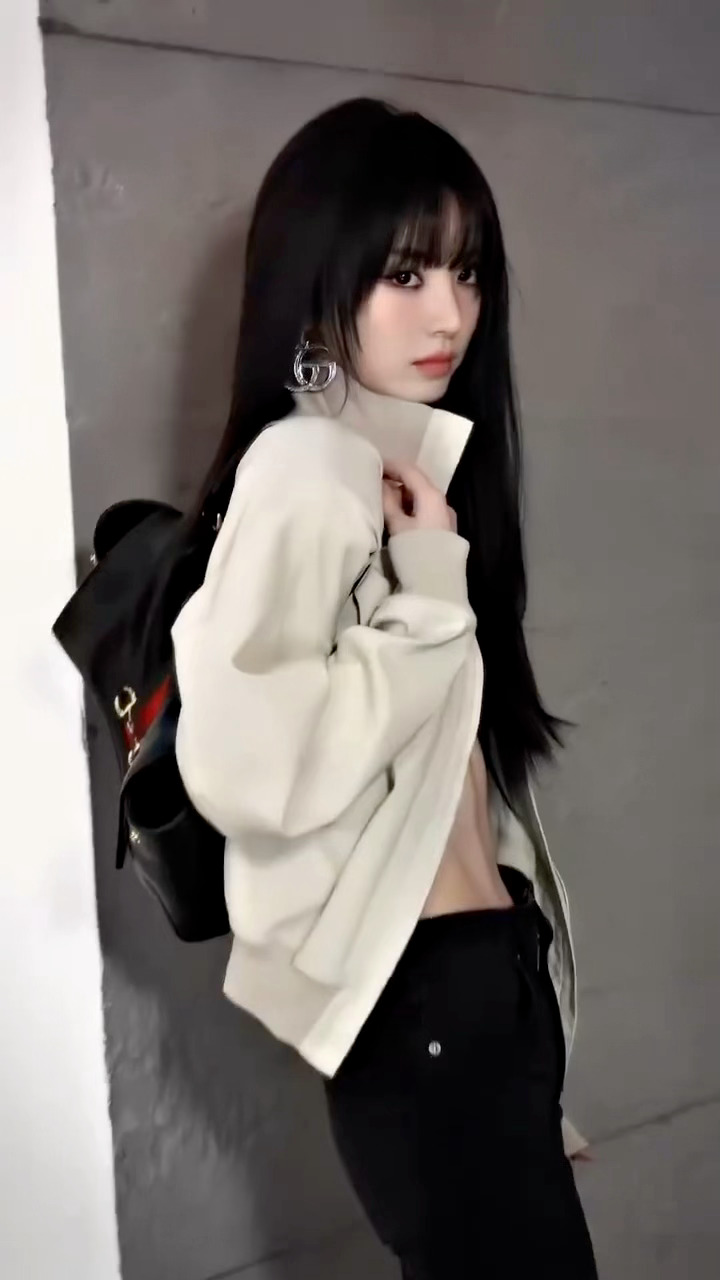 田曦薇这个腰腹真绝了，好强的腹肌GUCCI田曦薇张凌赫大片