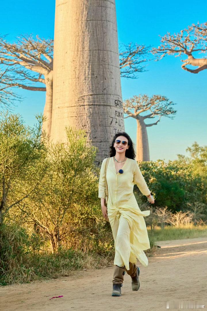 马思纯马思纯旅拍状态 马思纯的旅拍照有一种很舒服的自在感。不精致不刻意，就是把自