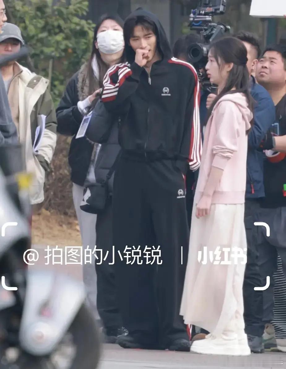 这居然是在拍的现偶，两个人里有两个人都很难看… 