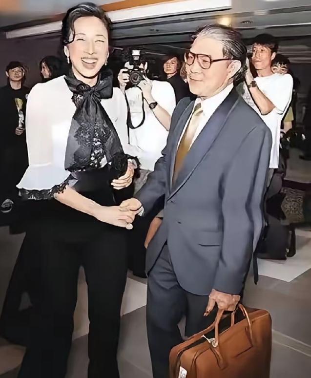 离婚后的朱玲玲与霍震霆，在一次晚宴上相遇，当着众人的面朱玲玲主动上前去握着霍震霆