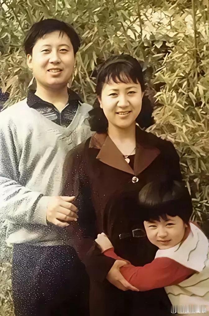 杨紫家为她演戏卖了南京一套280万的房子。2018年，她自己在节目里说，最晚35