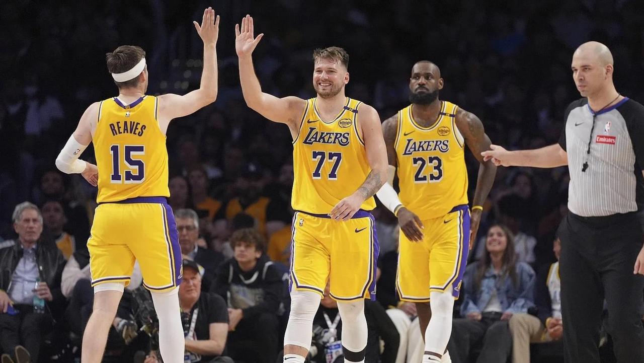 总有湖人分区帖说老詹粉丝黑自家球星，那都是赛季初一段时间手感不好乱撇三分不传球，