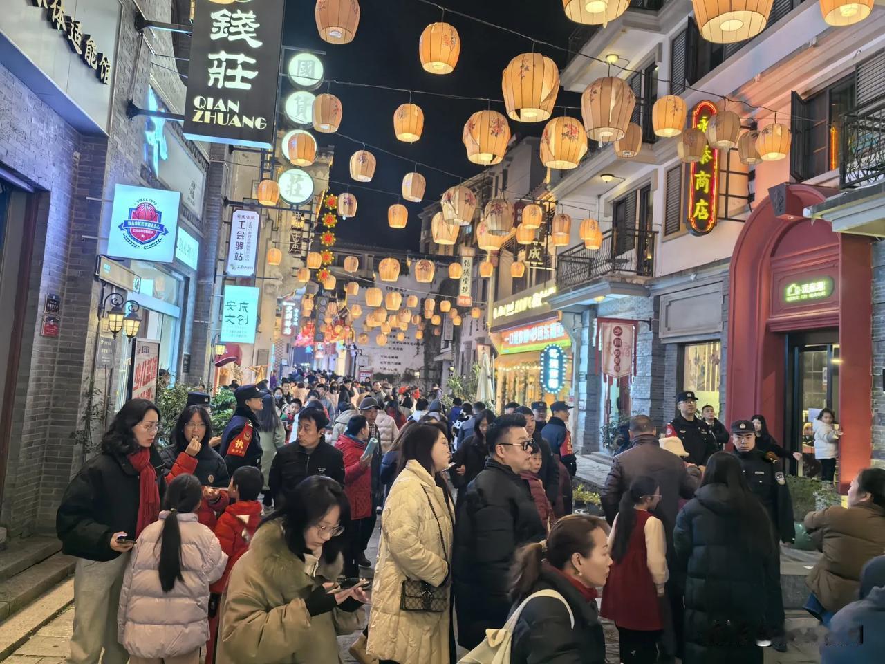 2025元旦之夜，安庆倒扒狮古城，灯火璀璨，人潮涌动，热闹非凡。