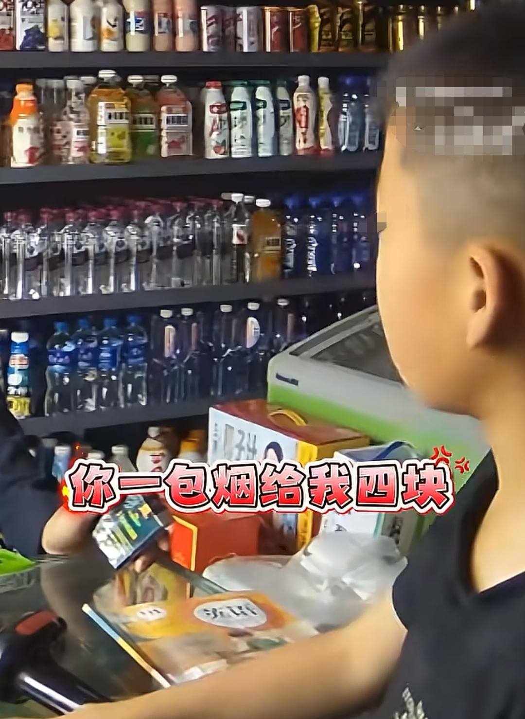 4月15日，云南某地街边小店，一段监控记录下令人气愤又十分解气的一幕。
一名成年