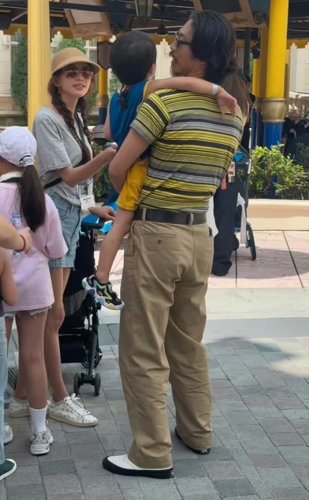 路人镜头暴露林志玲的真实状态，原来她真的长这样……

林志玲一家三口游玩环球影城