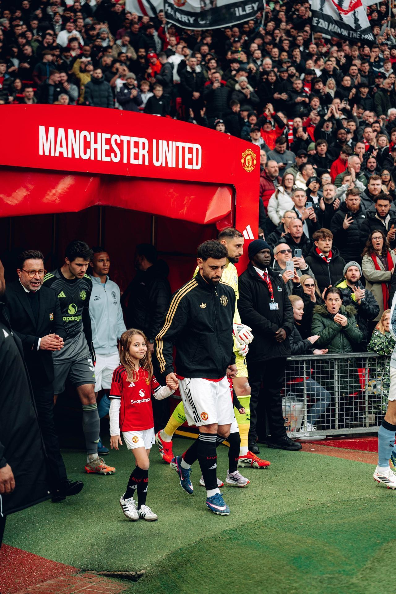 ♦️结好运，战德比

曼联球员们身披中国结系列双面夹克登场，下半场继续加油🔥