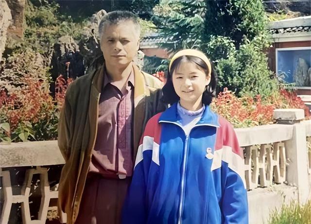 邓世平被挖掘尸骸当天，居民赴现场围观，学生趴在宿舍窗户往外看

天光未启，警戒线