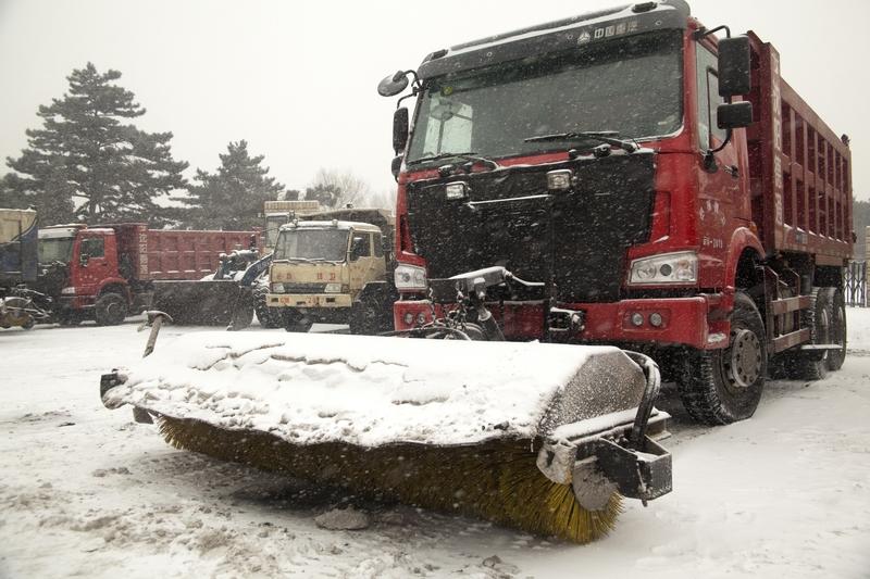 俄罗斯的雪中热气球齐飞简直太梦幻了！想象一下，洁白的雪地上，色彩斑斓的热气球缓缓