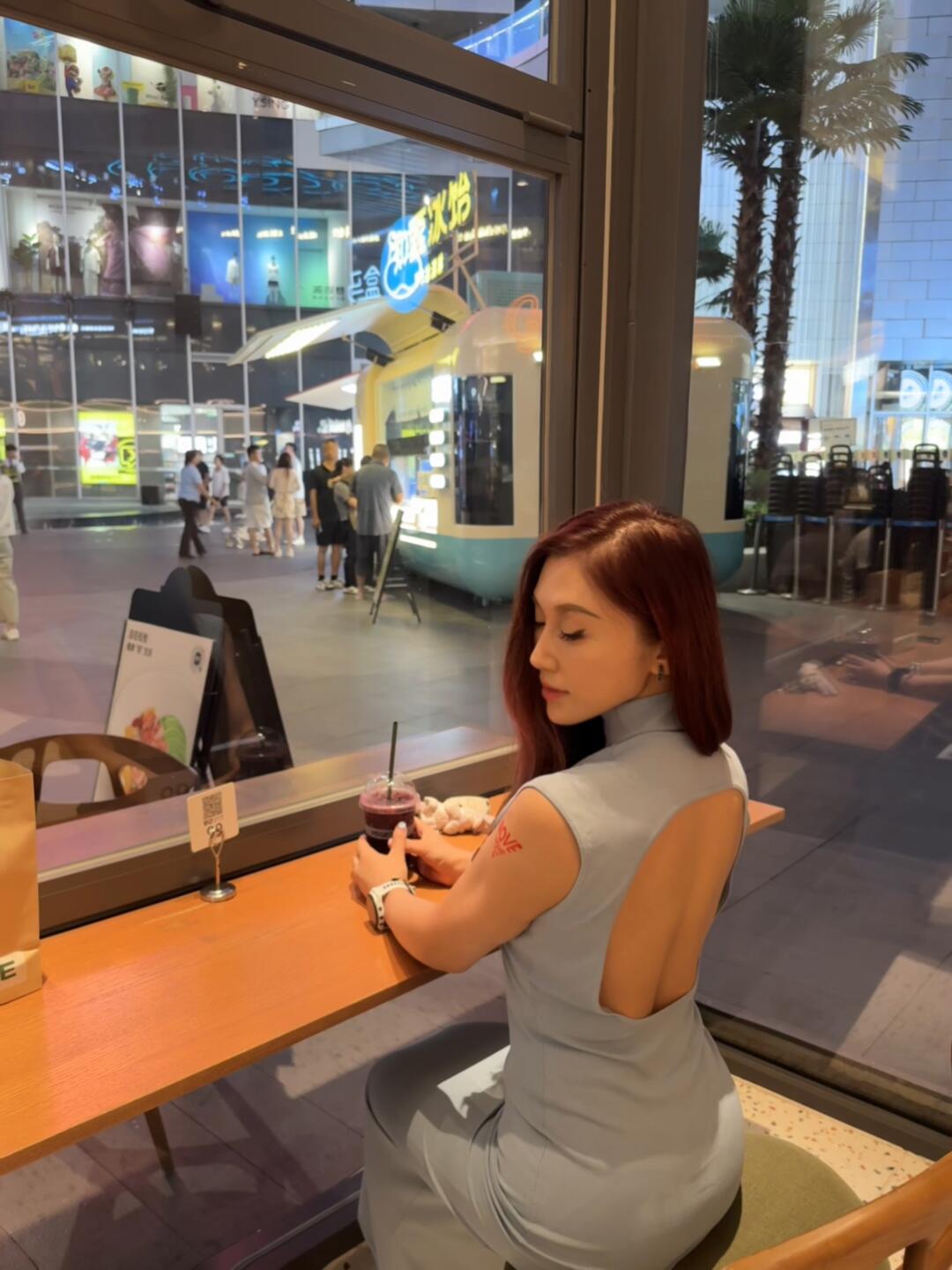 薄肌女生的背