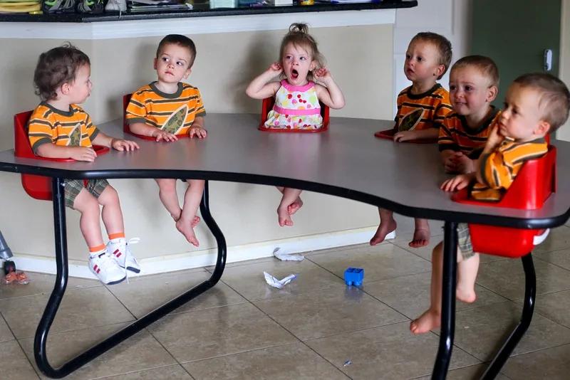 过去常说养儿防老，如今却变成了养老防儿。
为何曾经会出现“超生游击队”？还不是因