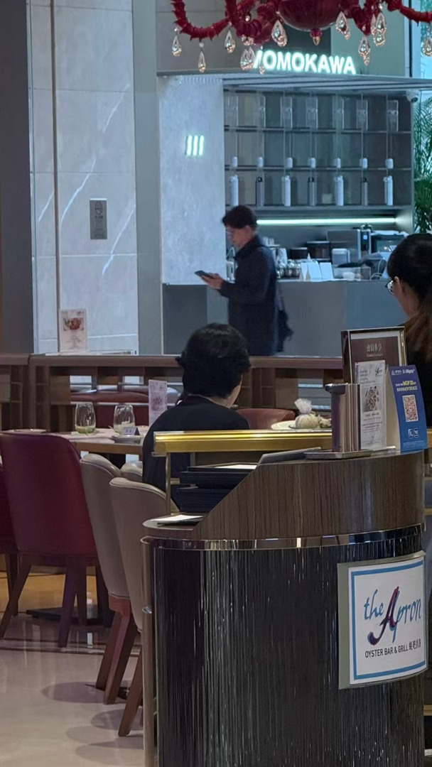 好奇吃的是什么澳门偶遇金钟大带女儿吃饭偶遇金钟大带娃吃饭