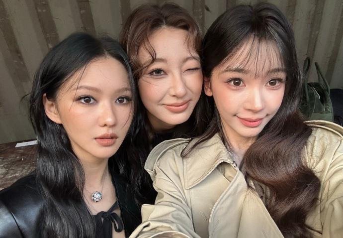 这种兼具清冷与张力的气质在娱乐圈很少见，和马吉拉打破常规的设计理念不谋而合，秀场