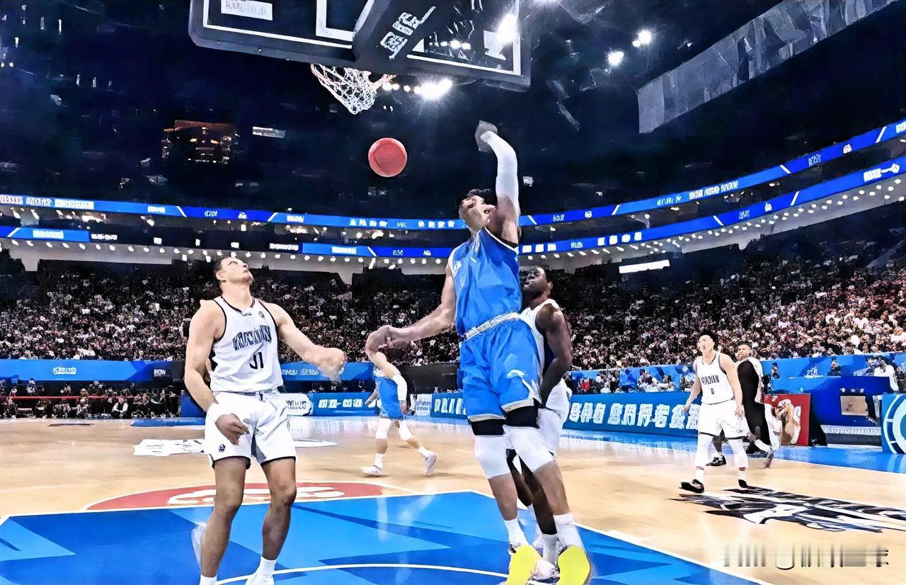 北京老将周琦真是太嚣张了！在今晚北京对阵天津第二节比赛中，周琦制霸禁区张开长臂，