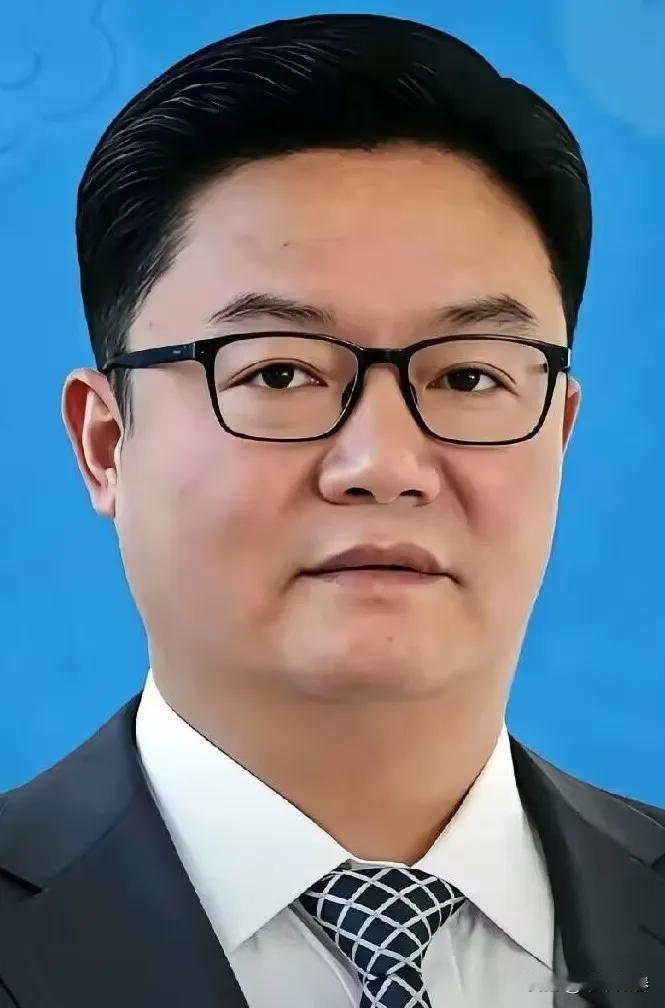 大半夜的，四川那边出了个大瓜。66岁的罗凉清被查了。这岁数本该在公园遛鸟，结果直