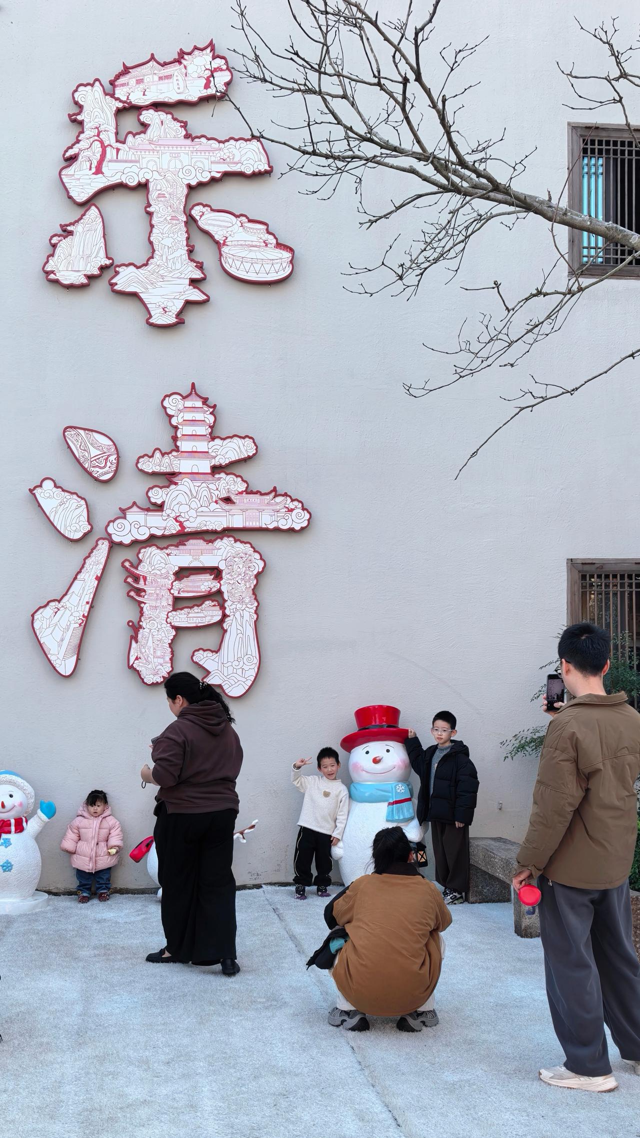 周末，探寻乐清城北打造开放的古街。历史文化街区不长，游玩的人也不多，文创小店客流