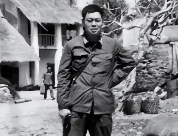 1988年老山前线功臣师长李德金，开会时被副手当场控制，军区称私藏三支枪，翻遍全