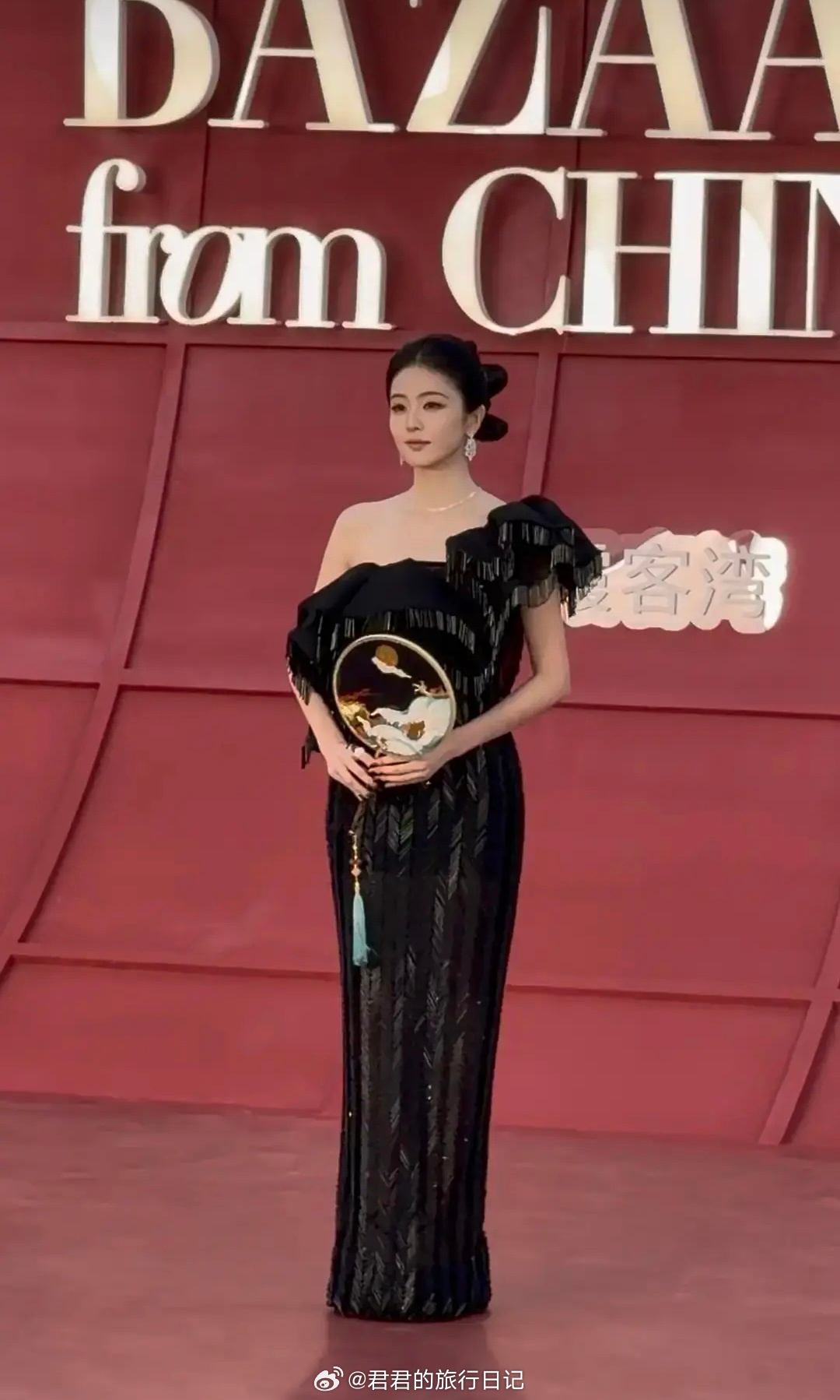 白鹿是今天芭莎红毯的开场嘉宾 ​​​