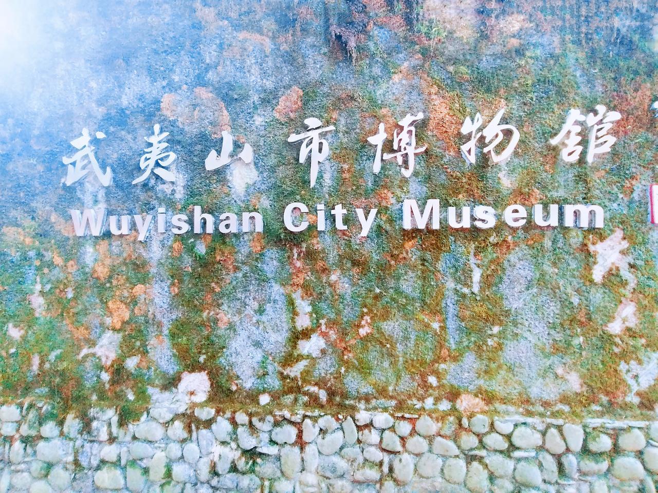 “三曲君看架壑船，不知停棹几何年。” 悬崖上的架壑船棺栉风沐雨，至今仍是未解之谜