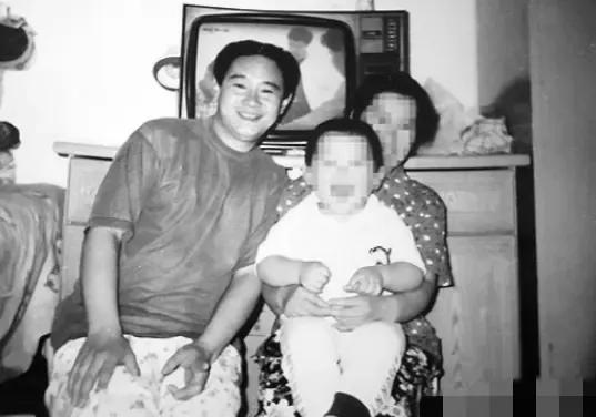 1983年，北京一名18岁少年，因抢了路人1顶帽子被判流氓罪，并处以死缓，他积极