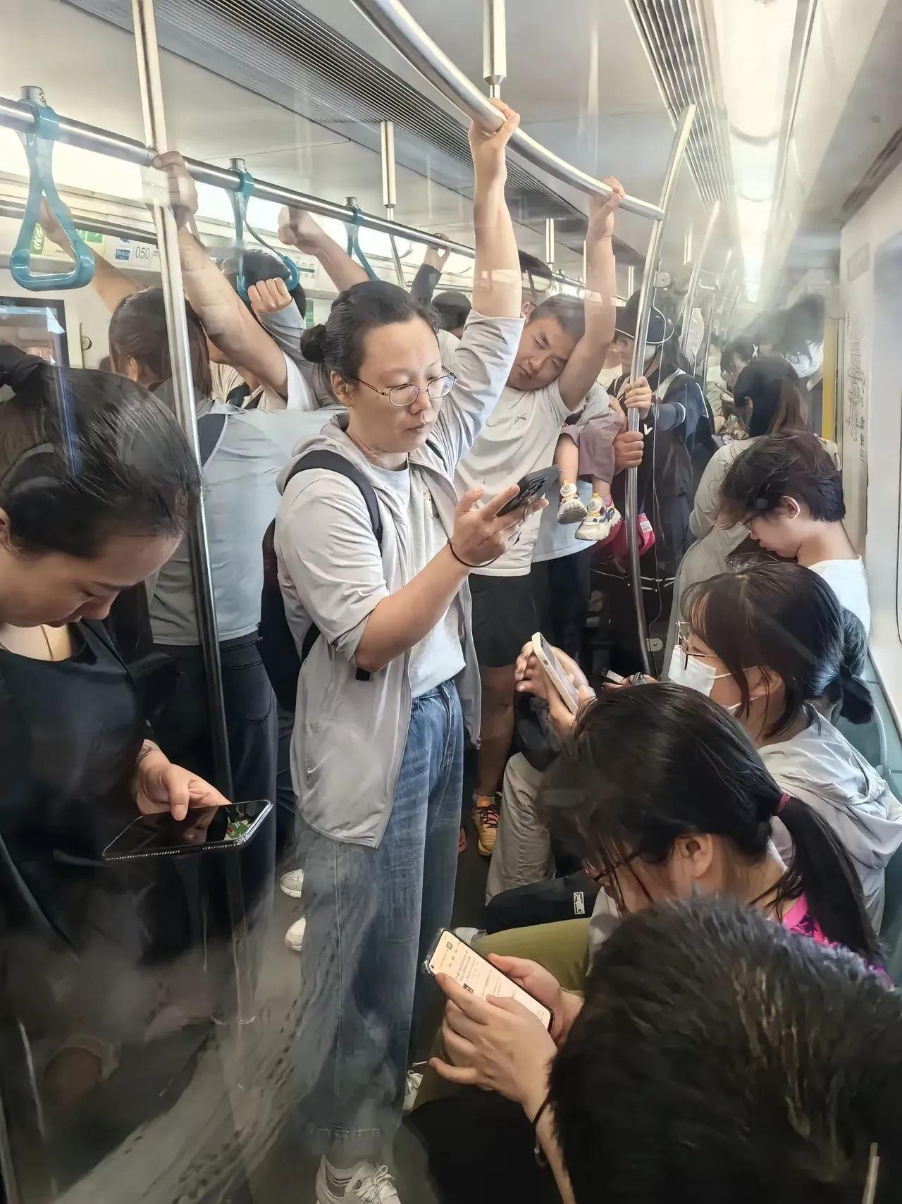 有人发头条，说北京地铁上看见大人抱小孩，一路没有人让座，感到心疼。这有点儿类似一