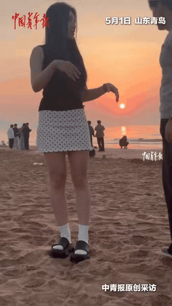 浪漫直接拉满！5月2日中国青年报报道，山东青岛男子海边向相恋8年女友求婚，不走送