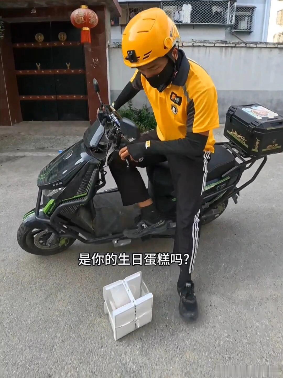 年轻一代的外卖小哥都很爱拍视频吧 