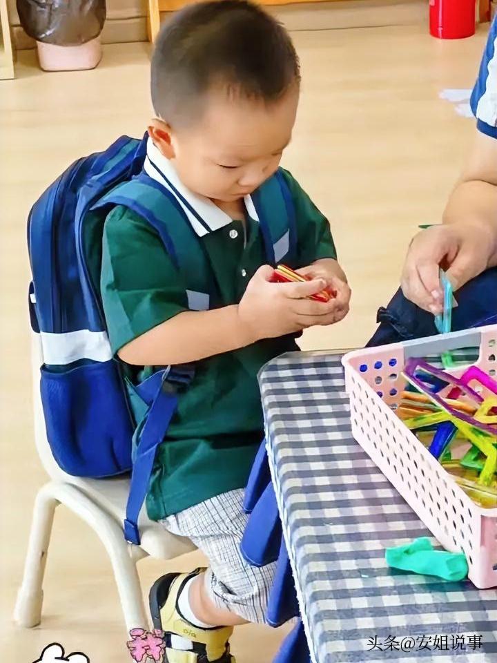 这就是隔辈亲，真是让人五味杂陈😔
 
小孙子今年两岁多，今天开学去上学了。
平