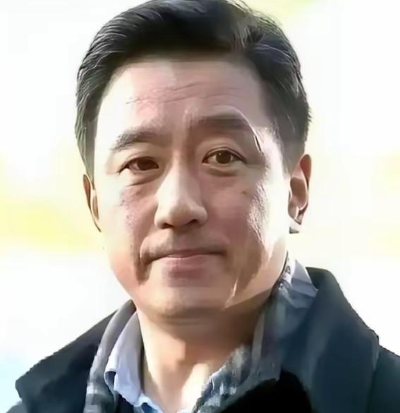 一个演员，戏拍了七成，突然要求片酬翻倍，不给就罢演。导演二话不说，把已经拍好的几