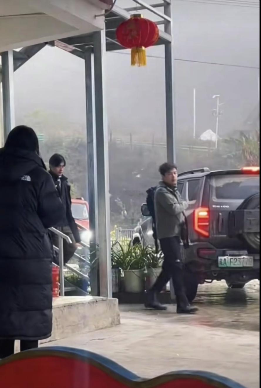胡歌娱乐圈的清流，胡歌又去西藏旅游，顺便捡捡垃圾 ​​​