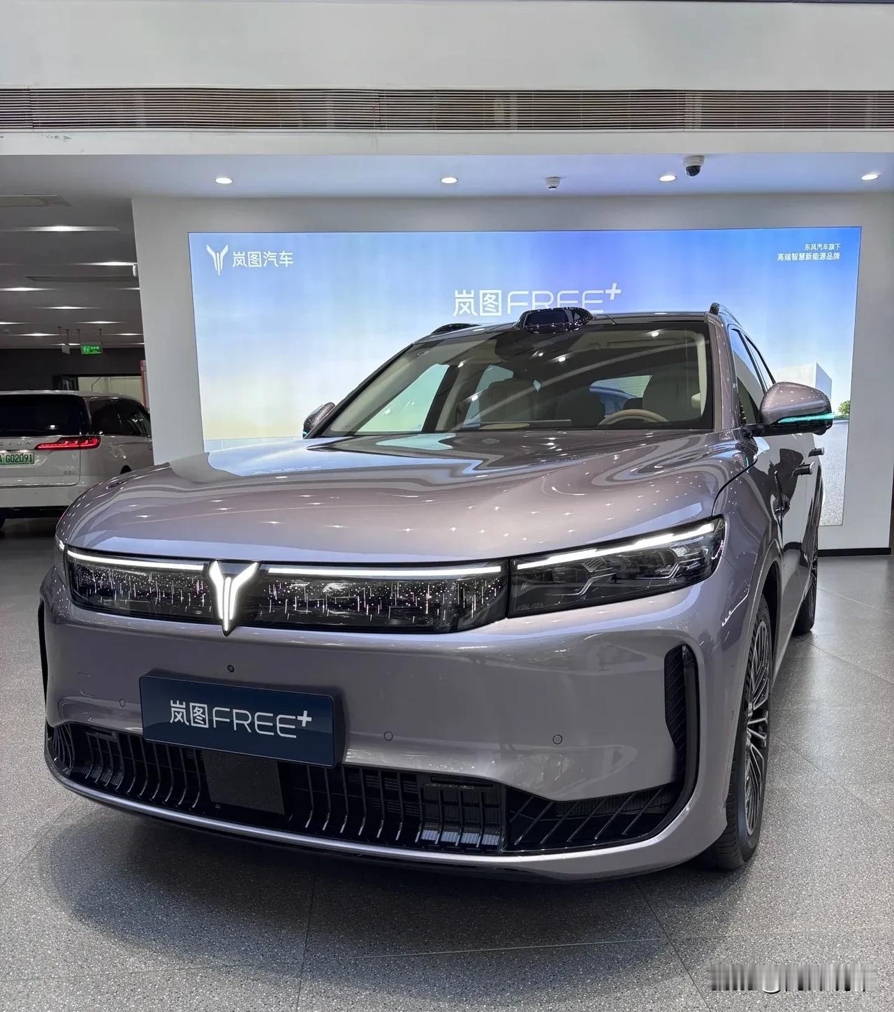 最近帮朋友看车时发现，30万级SUV市场正陷入一场“选择题困境”，智能驾驶要选装