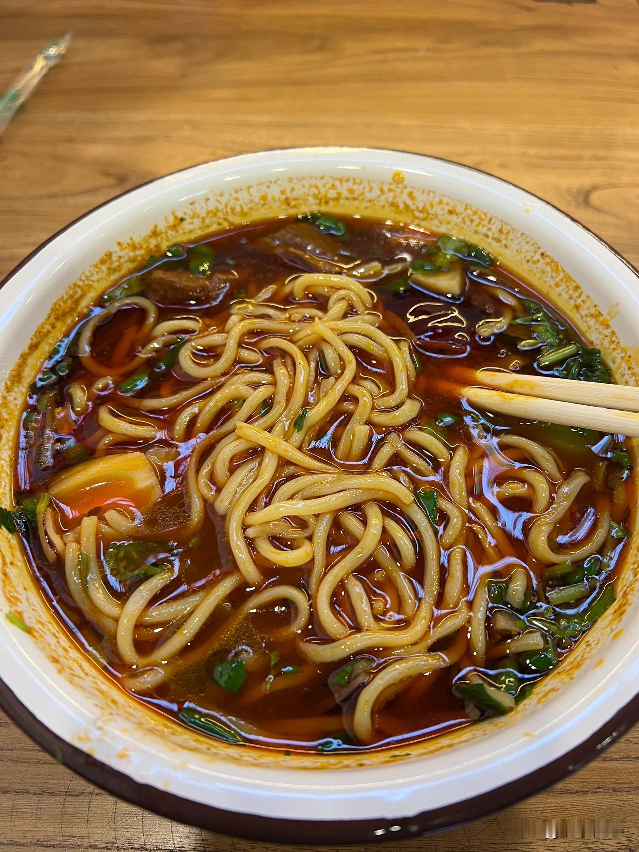 今个外边来一碗红烧牛肉面( ̄▽ ̄)ﾉ🍜[呲牙]